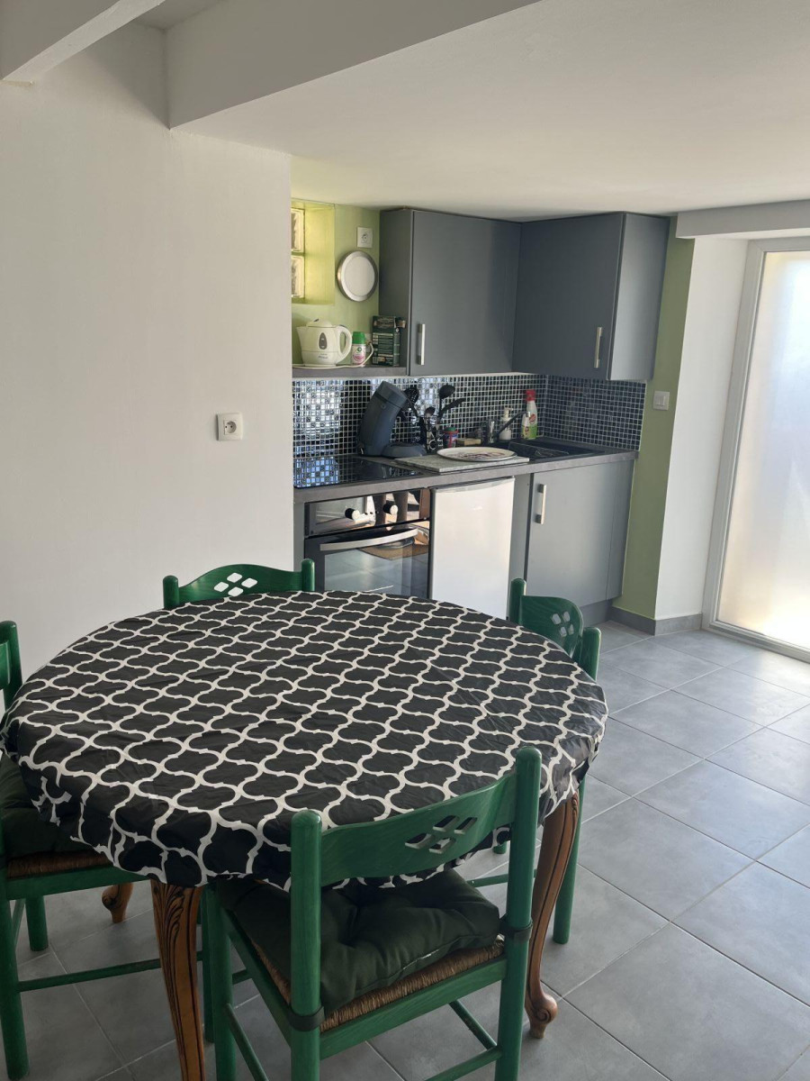 
                                                Location
                                                 Petite maison dans quartier tranquille