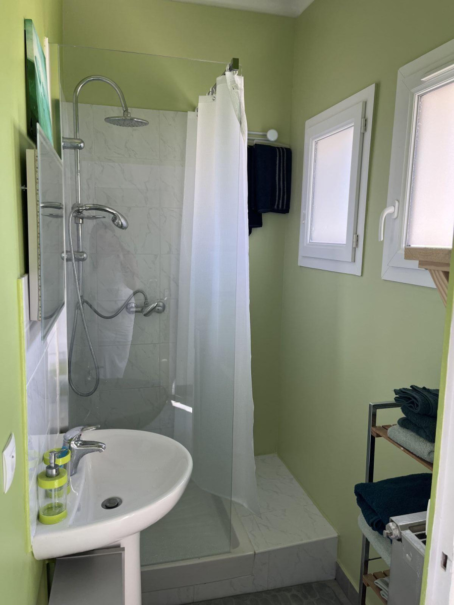 
                                                Location
                                                 Petite maison dans quartier tranquille