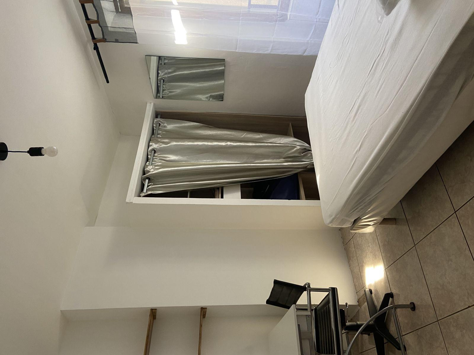 
                                                Colocation
                                                 Petite maison de ville, tranquille