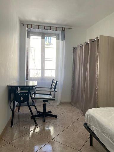 
                                                Colocation
                                                 Petite maison de ville, tranquille