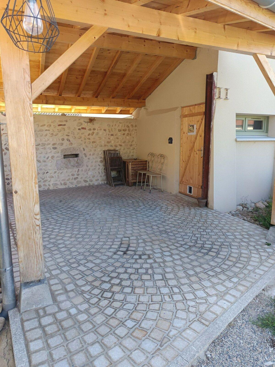 
                                                Location
                                                 Petite maison indépendante au calme.