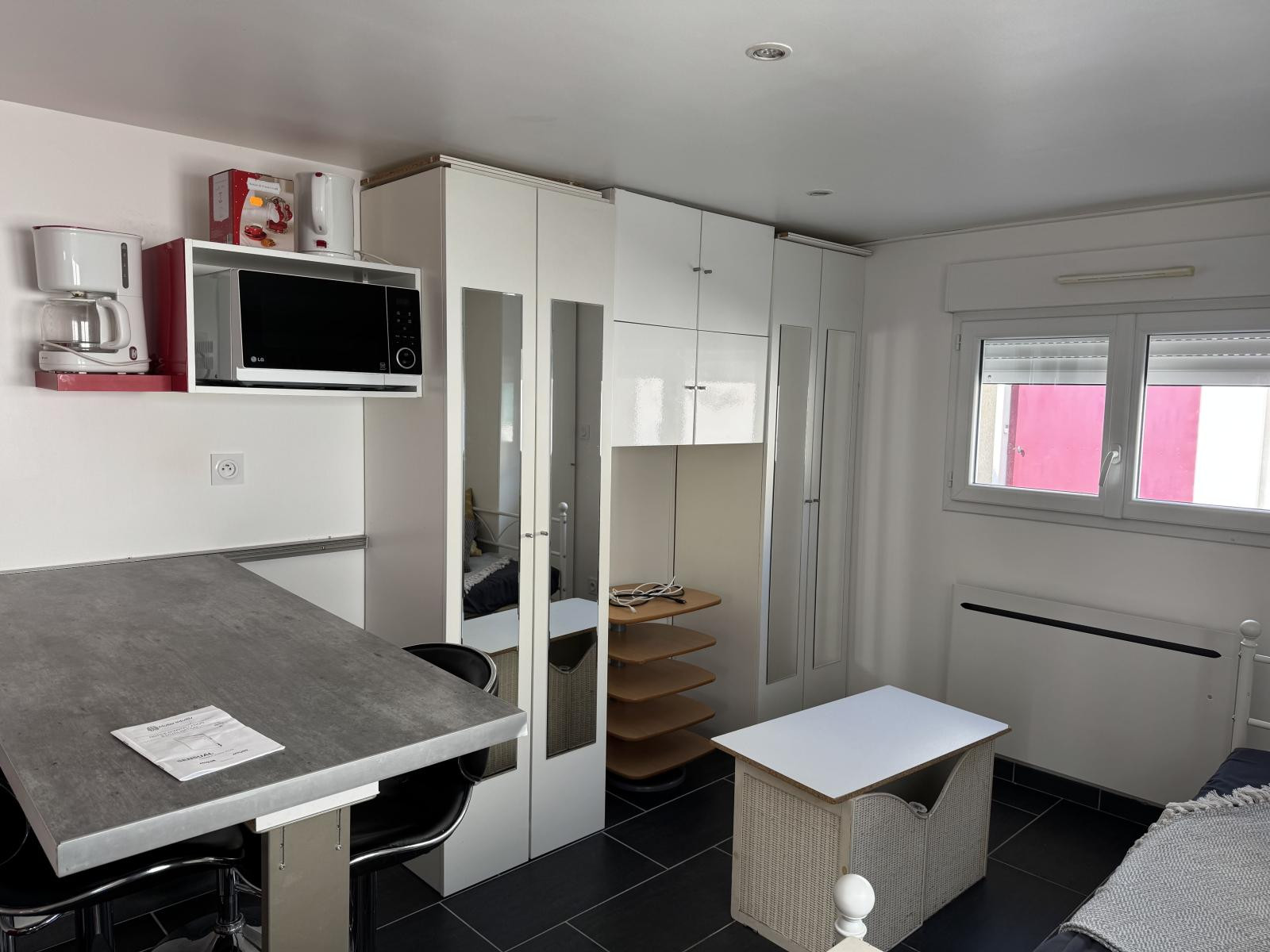 
                                                Location
                                                 Petite maison individuelle plein pied, terrasse