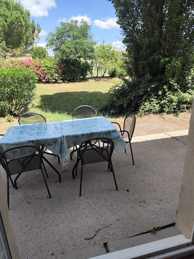 
                                                Location
                                                 Petite maison , piscine partagée, parking
