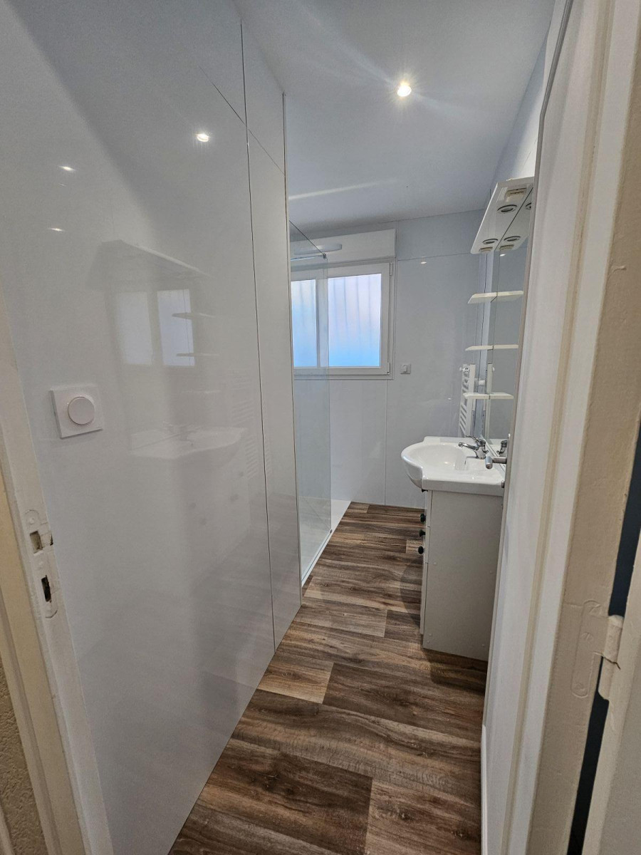 
                                                Location
                                                 Petite maison tranquille à la campagne