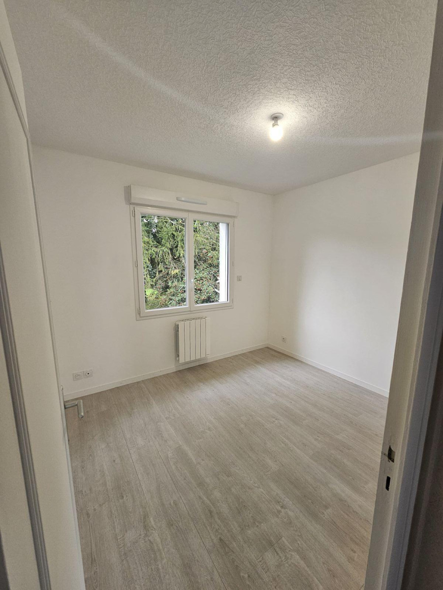 
                                                Location
                                                 Petite maison tranquille à la campagne