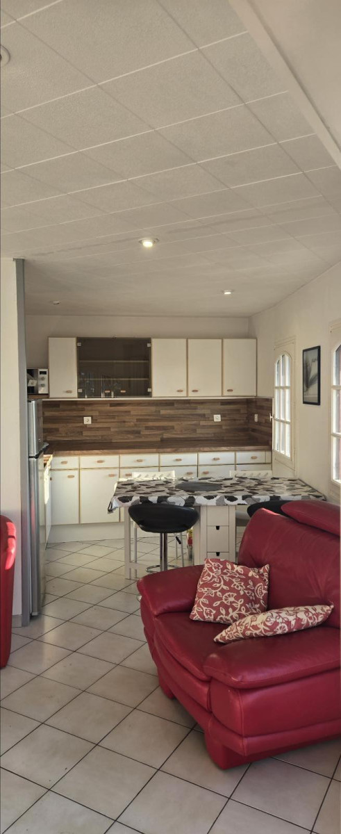 
                                                Location
                                                 Petite maison tranquille au calme proche A13