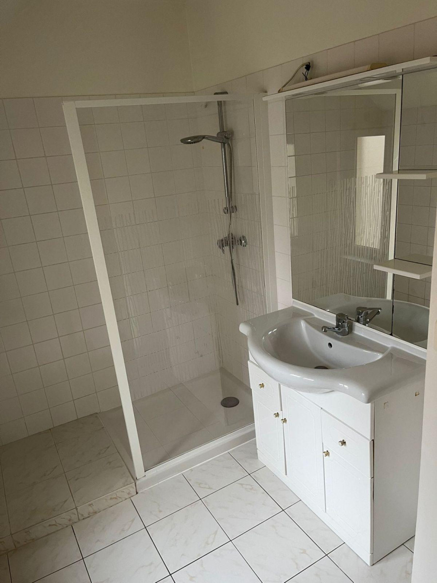 
                                                Location
                                                 Petite maison tranquille de 85 m^2.