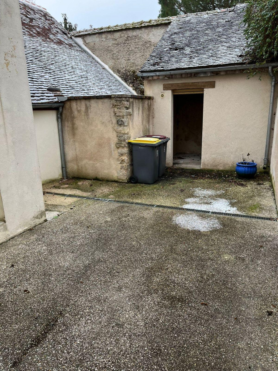 
                                                Location
                                                 Petite maison tranquille de 85 m^2.