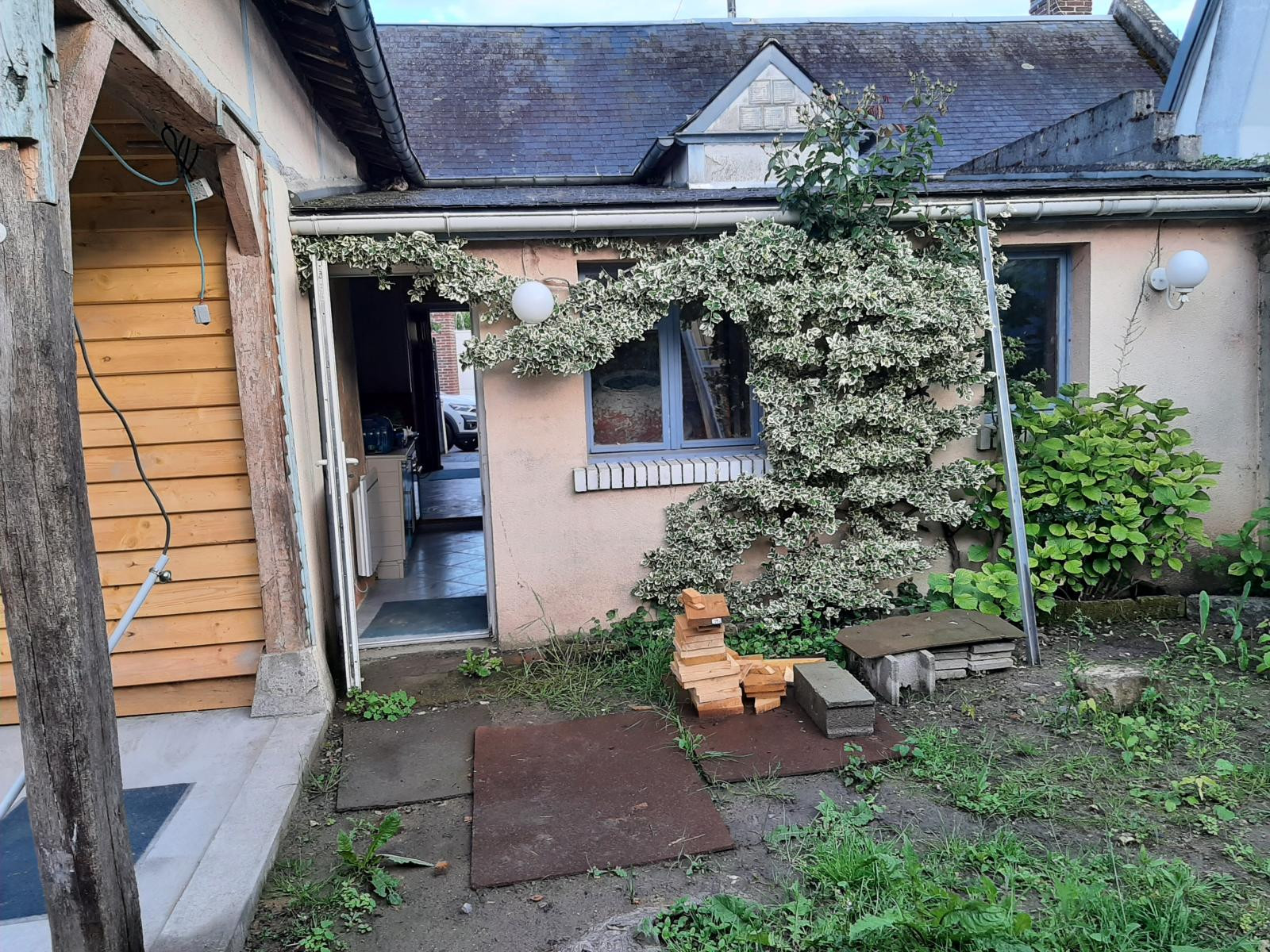 
                                                Location
                                                 Petite maison tranquille près de la forêt.