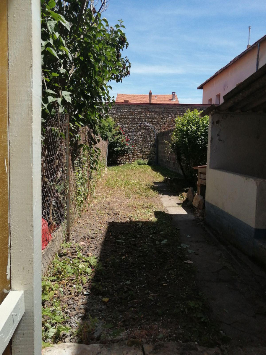 
                                                Location
                                                 Petite maison ville avec jardin quartier Calme.