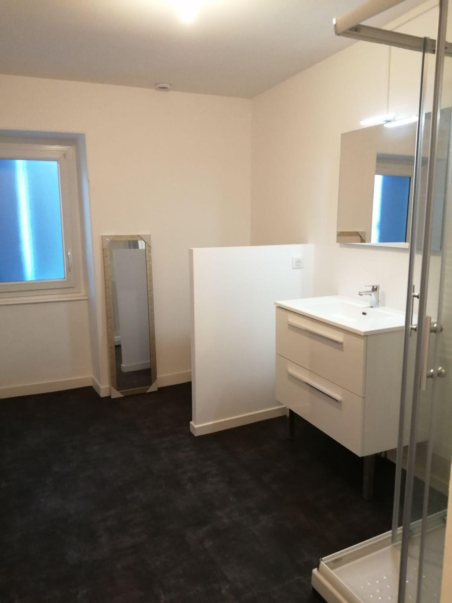 
                                                Location
                                                 Petite maison ville avec jardin quartier Calme.