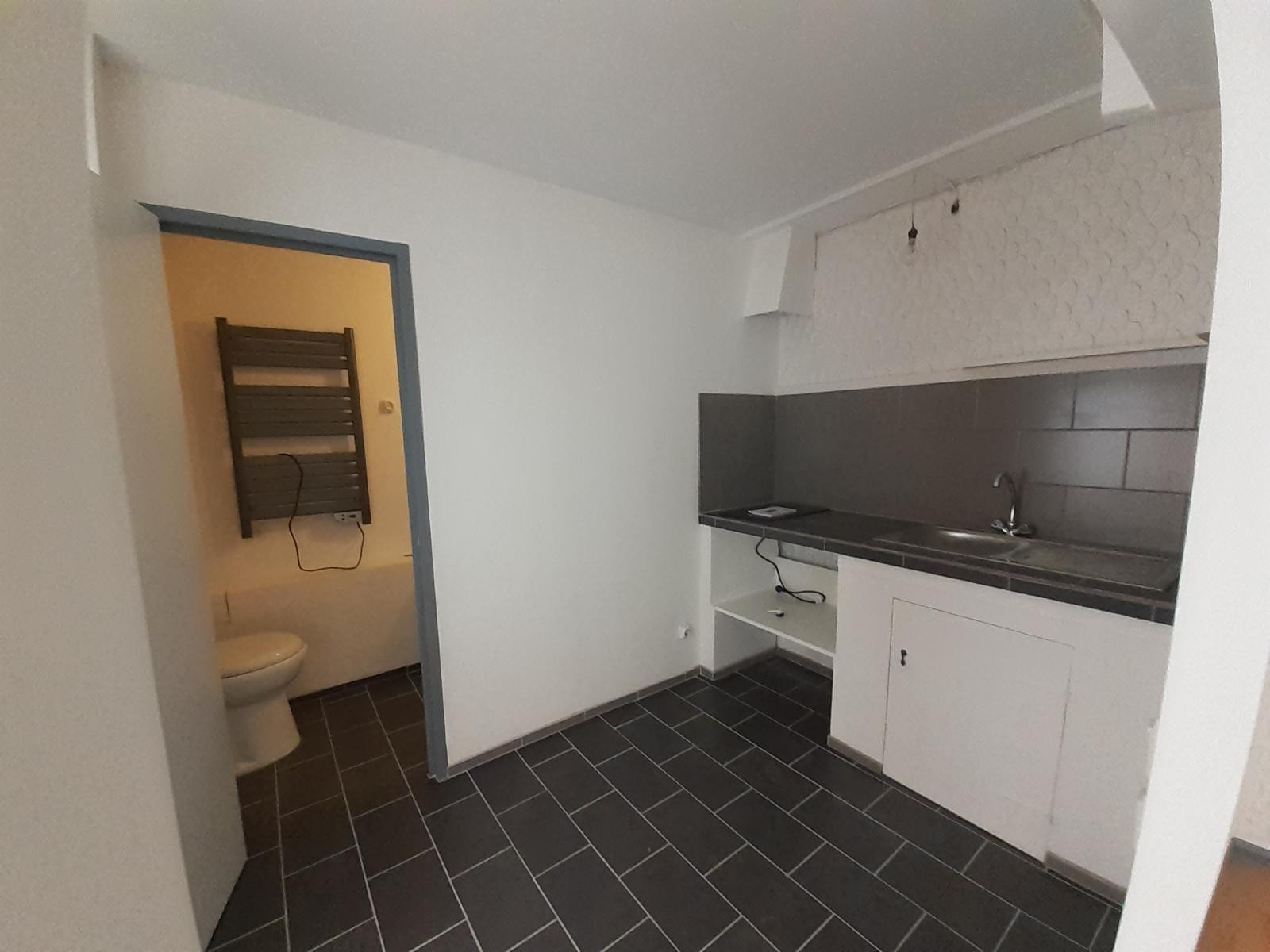 
                                                Location
                                                 Petite maisonnette au calme
