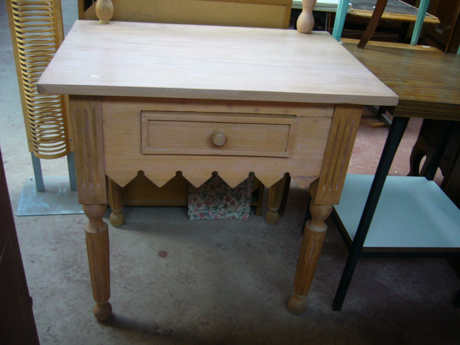 
                                                Meuble
                                                 Petite table/bureau, promotion