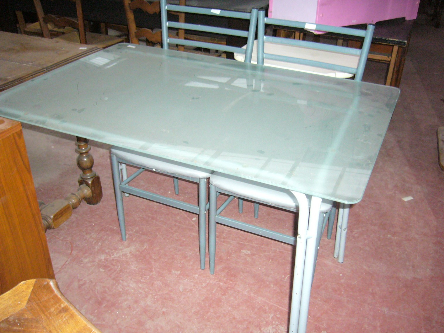 
                                                Meuble
                                                 Petite table grise, promotion