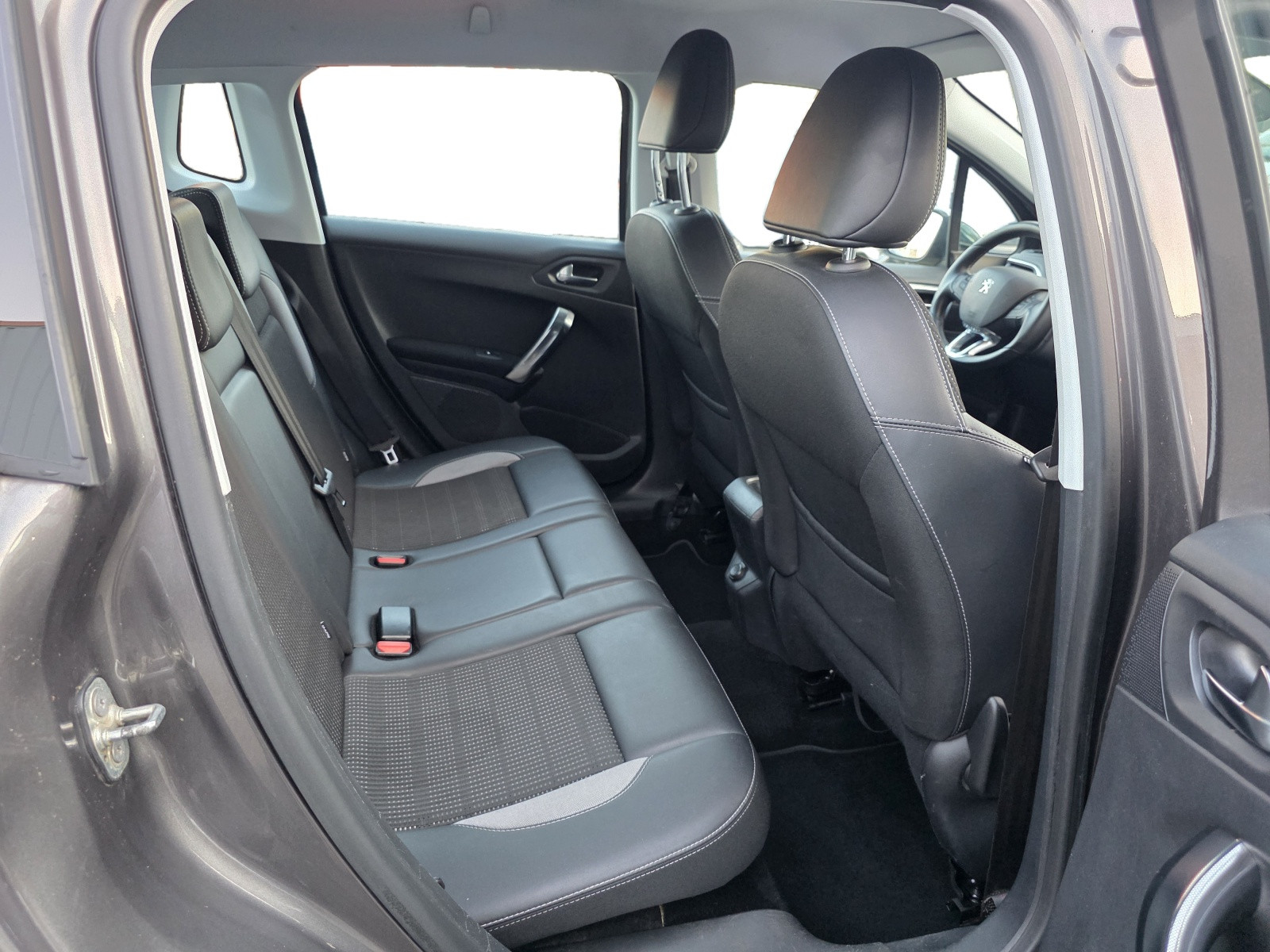 
                                                Voiture
                                                 PEUGEOT 2008 - 1.6 Blue-HDi 100 CV ALLURE - 5 CV