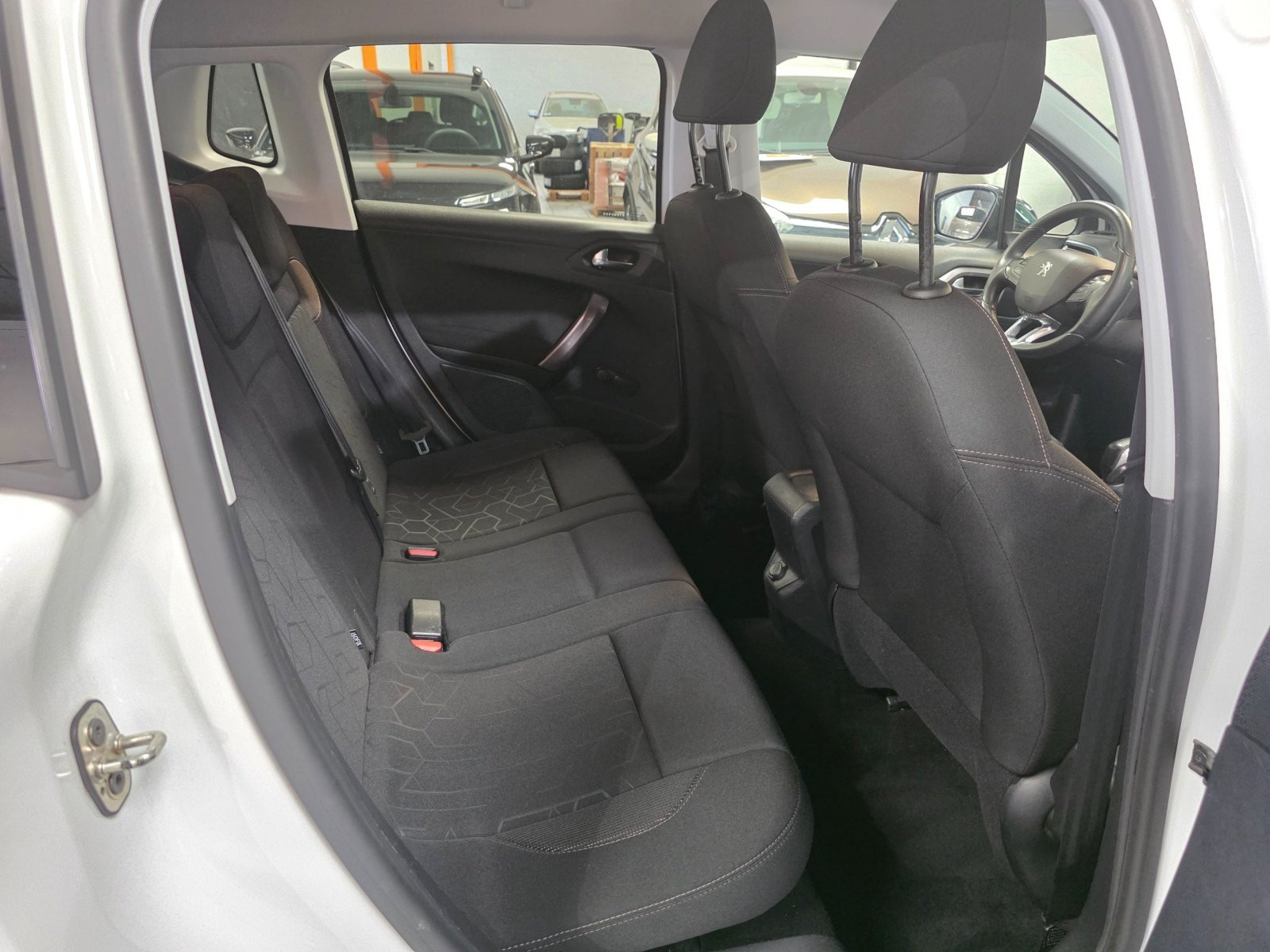 
                                                Voiture
                                                 PEUGEOT 2008 - 1.6 Blue-HDi 100 CV STYLE - 5 CV