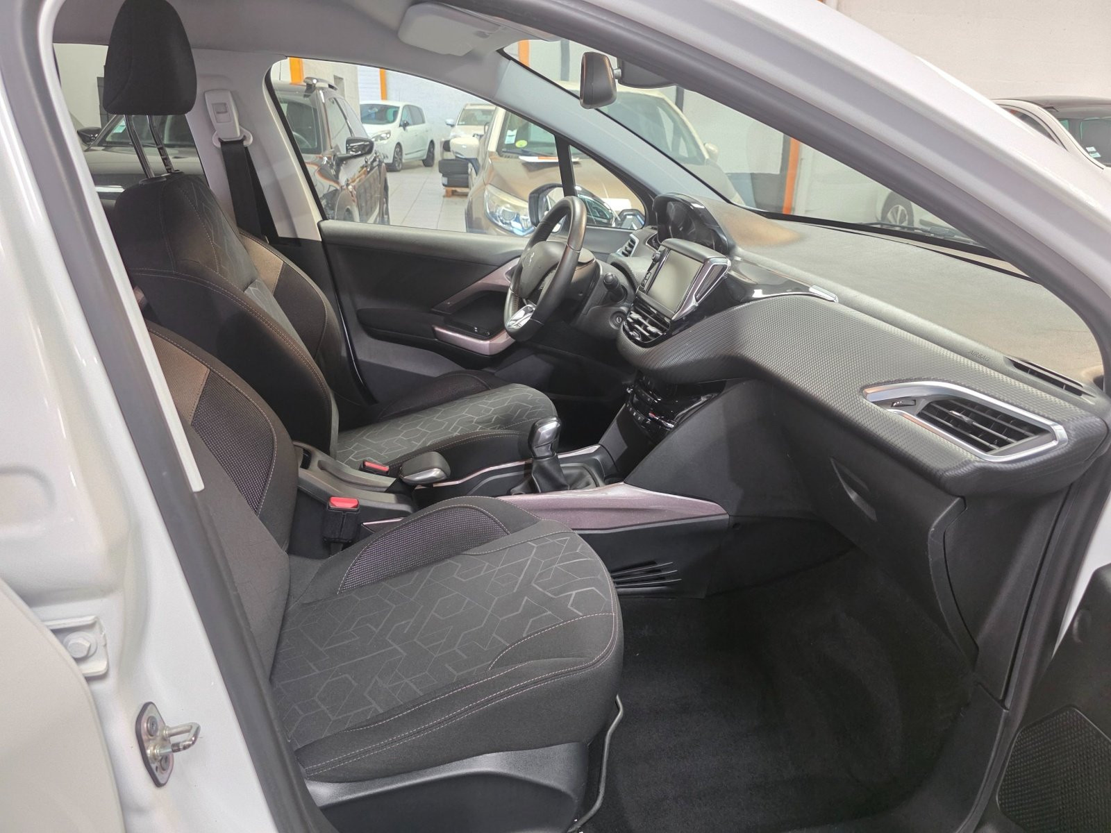 
                                                Voiture
                                                 PEUGEOT 2008 - 1.6 Blue-HDi 100 CV STYLE - 5 CV