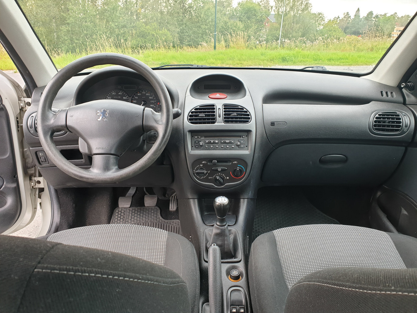 
                                                Voiture
                                                 Peugeot 206 1.1 XR