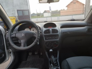 
                                                Voiture
                                                 Peugeot 206