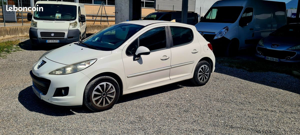 
                                                Voiture
                                                 Peugeot 207 + 1.4 hdi 70 ch blue lion 5 portes