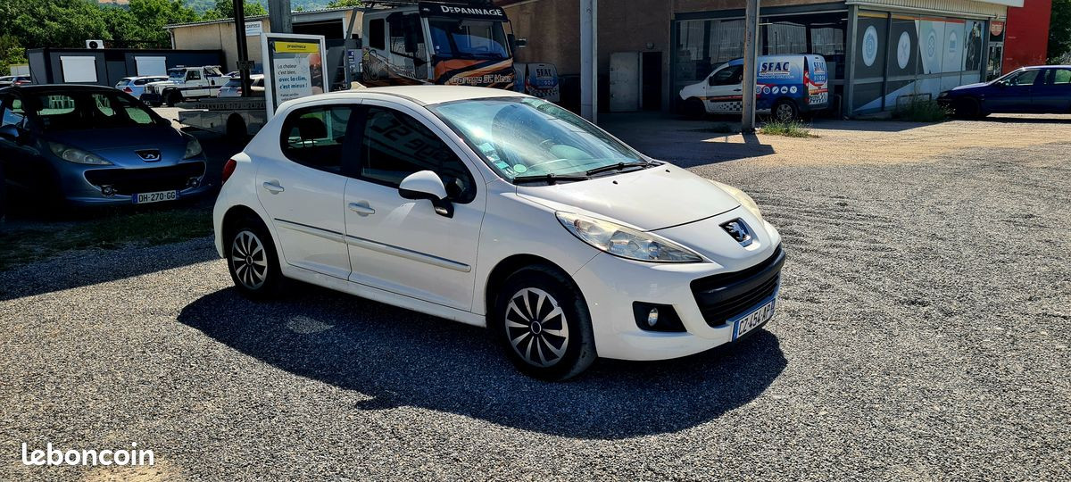 
                                                Voiture
                                                 Peugeot 207 + 1.4 hdi 70 ch blue lion 5 portes