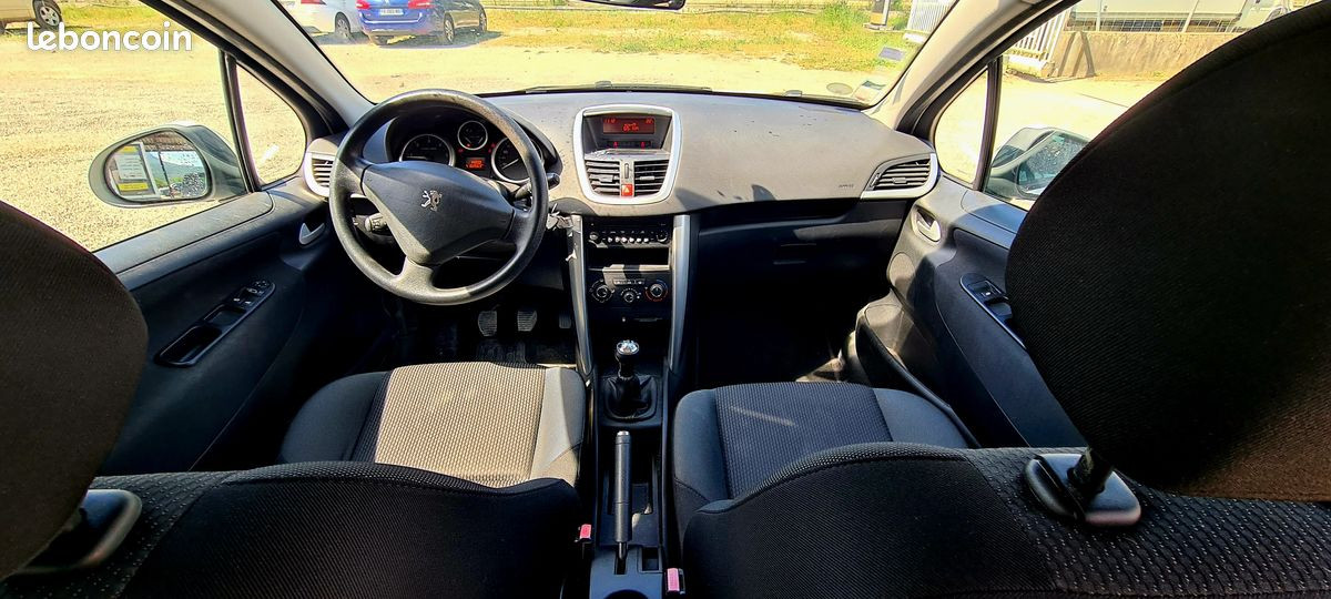
                                                Voiture
                                                 Peugeot 207 + 1.4 hdi 70 ch blue lion 5 portes