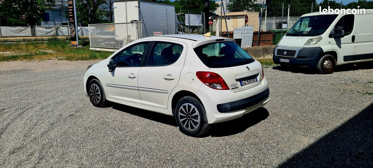 
                                                Voiture
                                                 Peugeot 207 + 1.4 hdi 70 ch blue lion 5 portes
