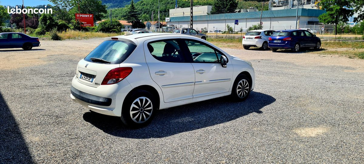 
                                                Voiture
                                                 Peugeot 207 + 1.4 hdi 70 ch blue lion 5 portes