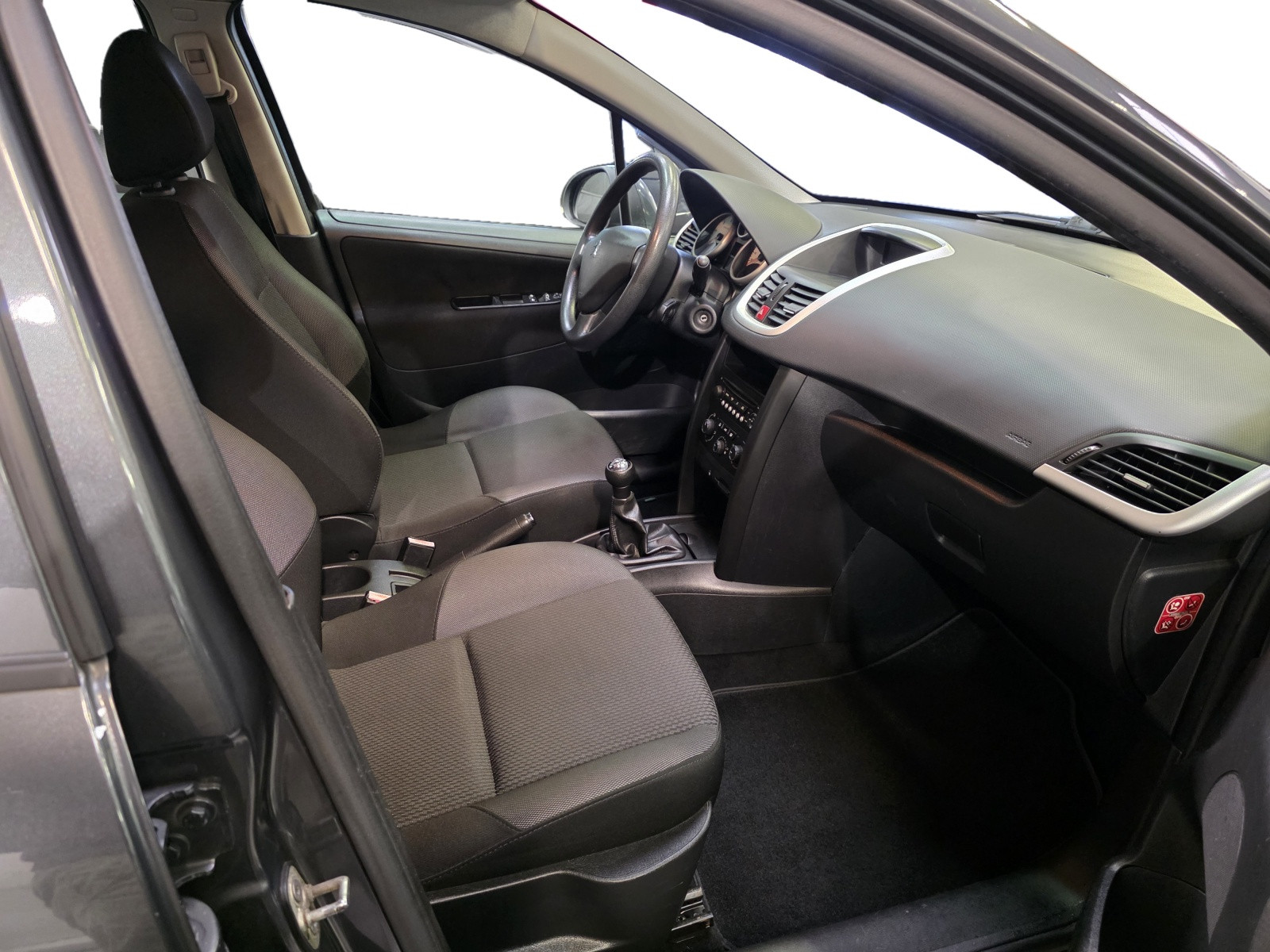 
                                                Voiture
                                                 PEUGEOT 207 - 1.4 HDi 70 CV ACCESS - 4 CV