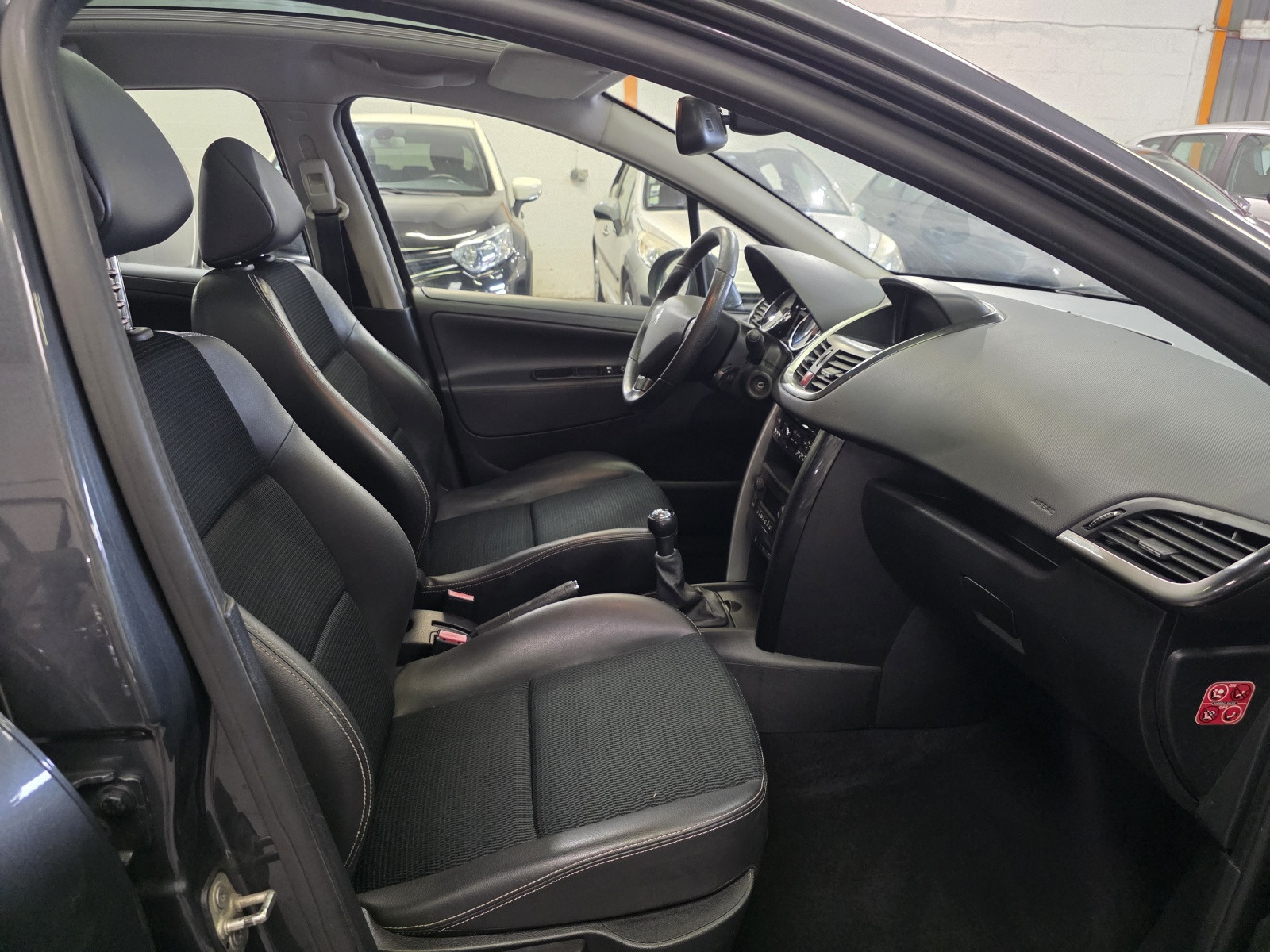 
                                                Voiture
                                                 Peugeot 207