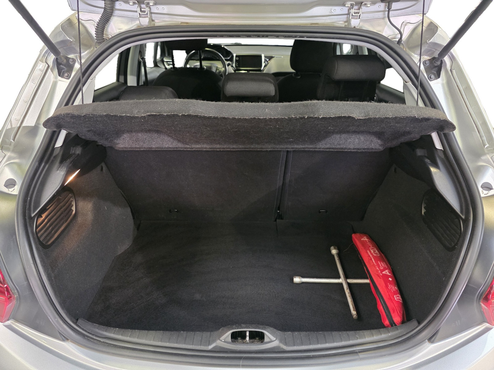 
                                                Voiture
                                                 PEUGEOT 208 - 1.6 Blue-HDi 75 CV STYLE - 4 CV