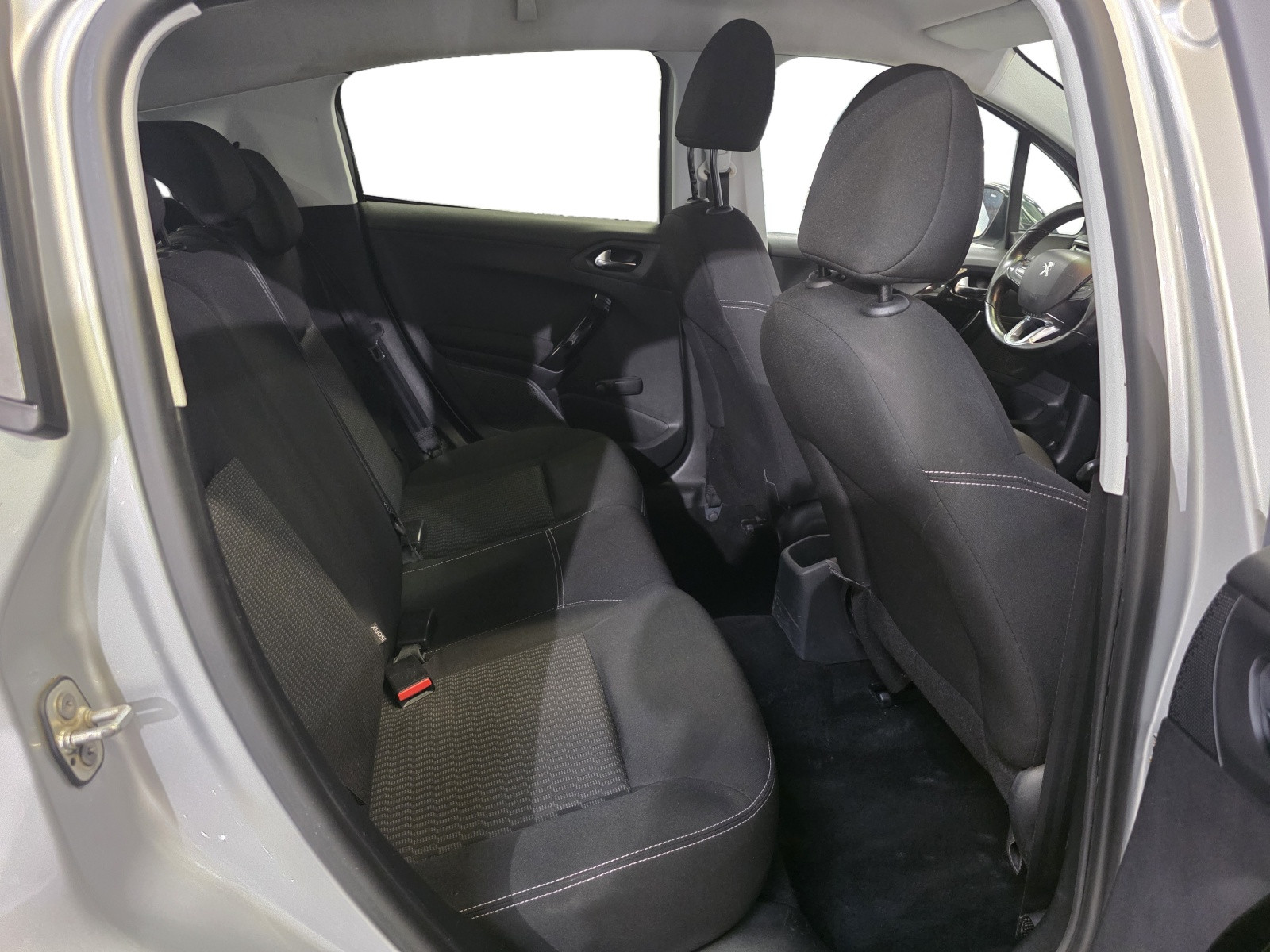 
                                                Voiture
                                                 PEUGEOT 208 - 1.6 Blue-HDi 75 CV STYLE - 4 CV