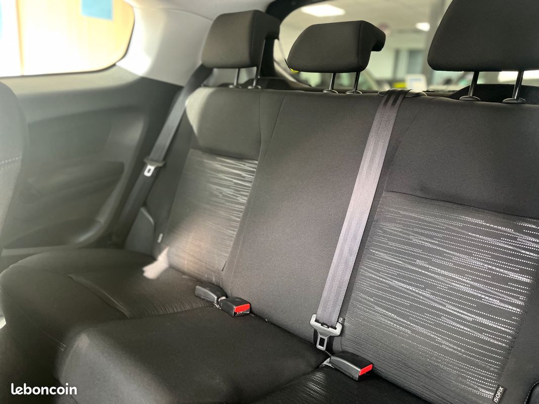 
                                                Voiture
                                                 Peugeot 208 1.6 Blue Hdi 75ch Access