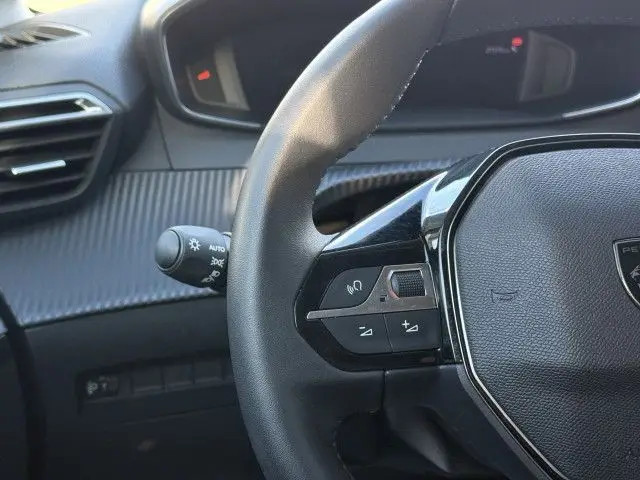 
                                                Voiture
                                                 PEUGEOT 208 ALLURE