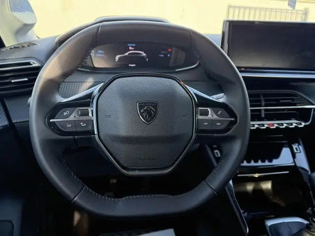 
                                                Voiture
                                                 PEUGEOT 208 ALLURE