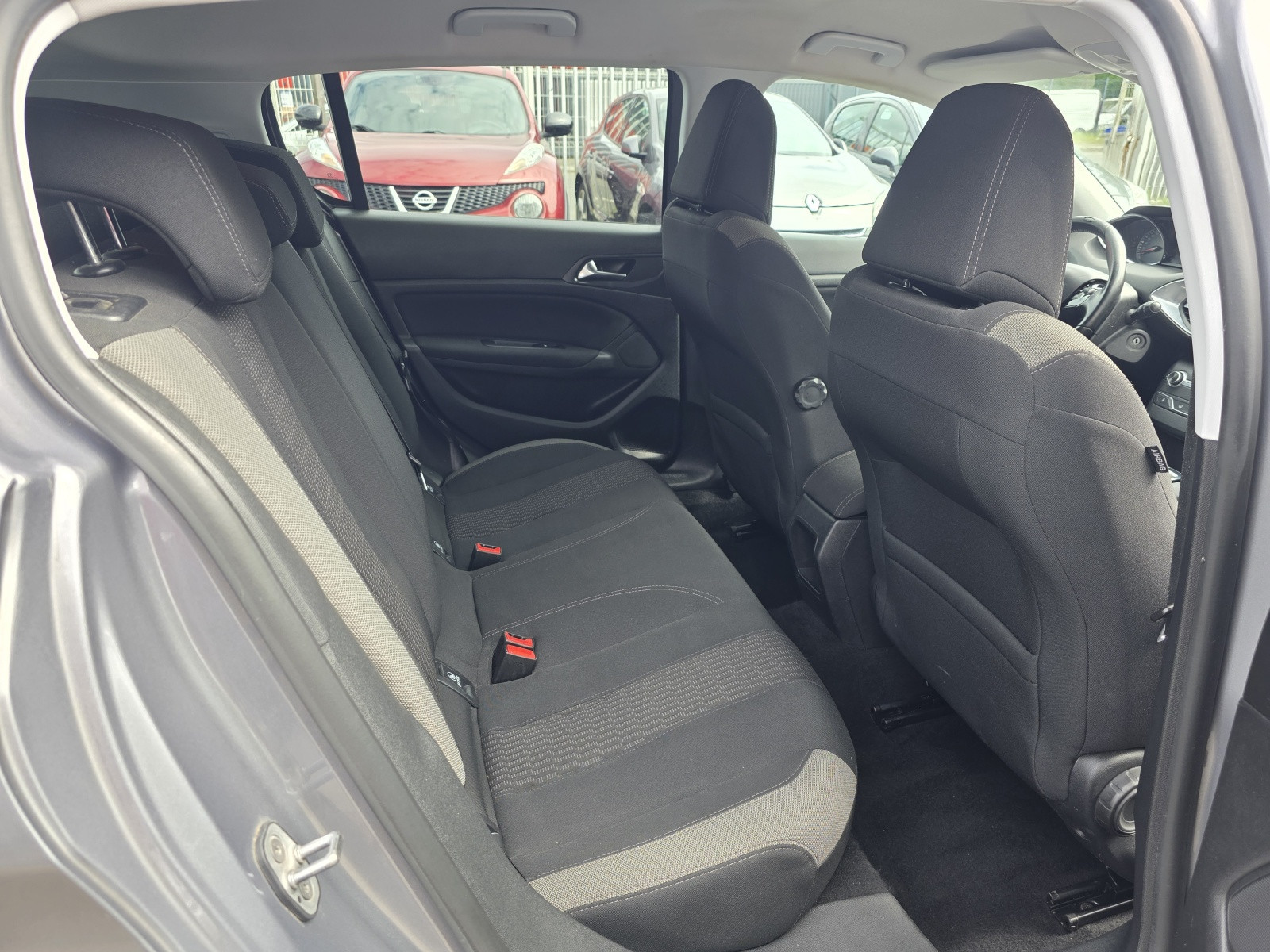 
                                                Voiture
                                                 PEUGEOT 3008 - 1.6 Blue-HDi 120 CV STYLE - 5 CV