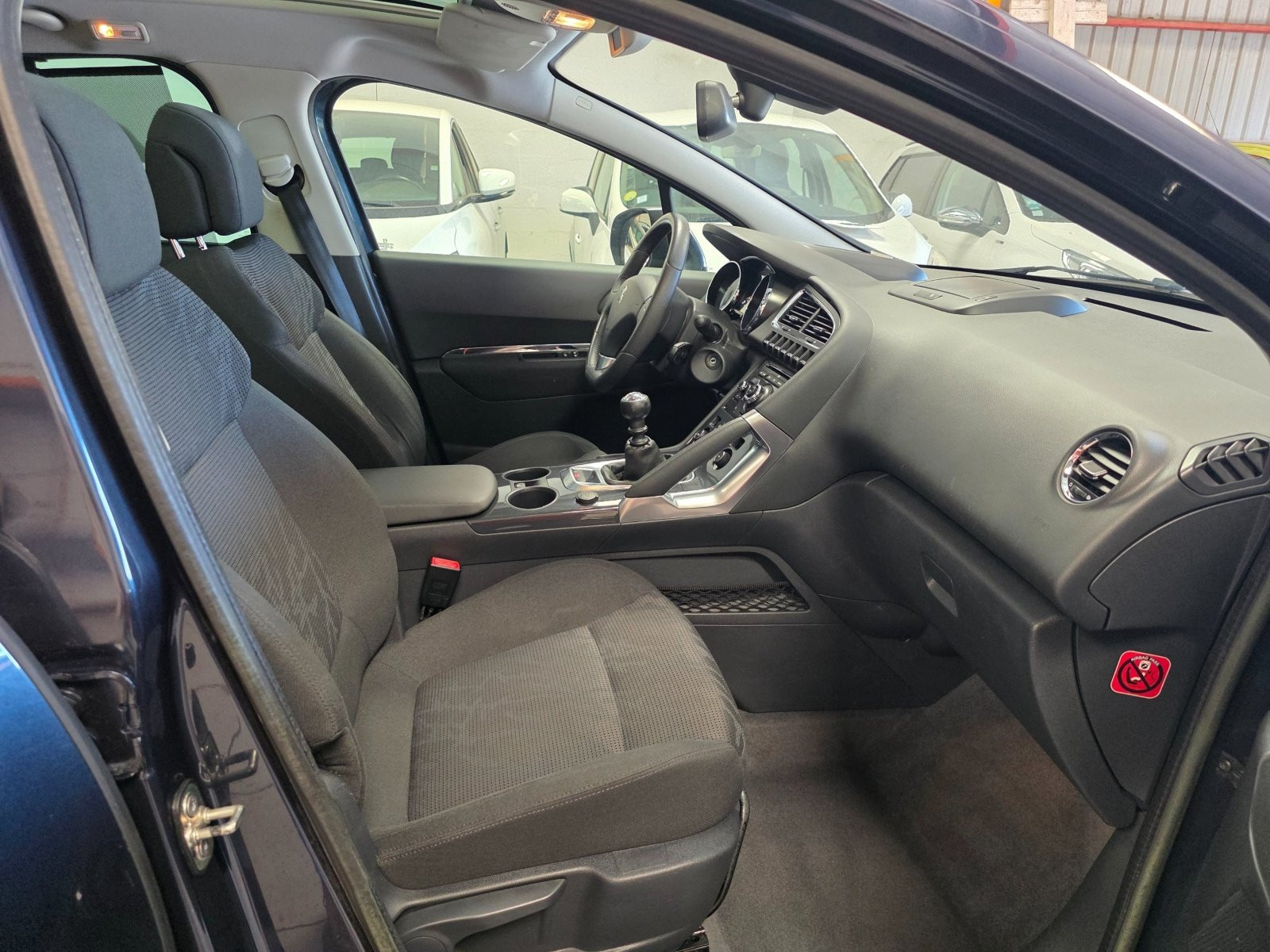 
                                                Voiture
                                                 PEUGEOT 3008 - 1.6 HDi 110 CV ALLURE - 6 CV