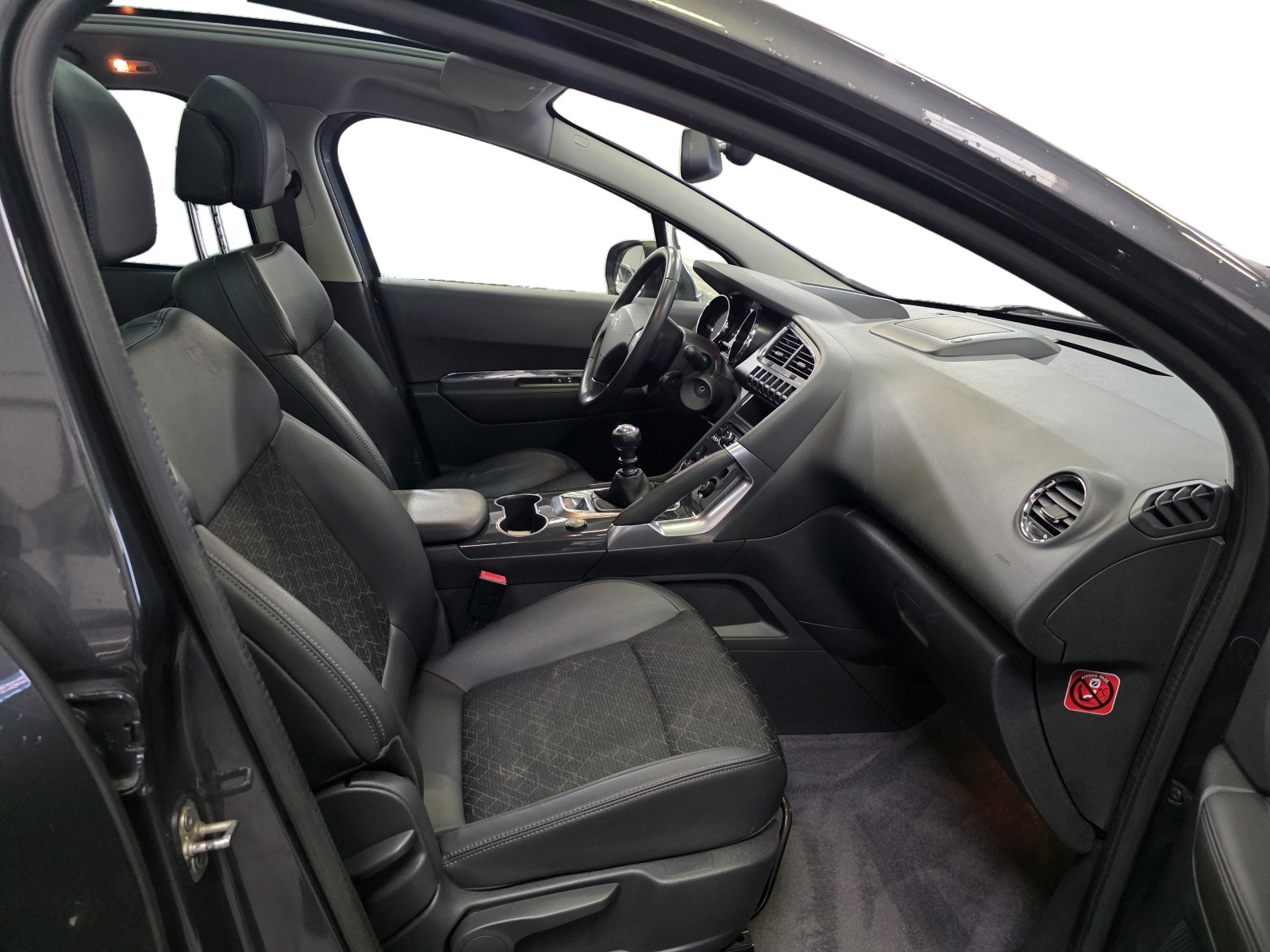 
                                                Voiture
                                                 PEUGEOT 3008 - 1.6 HDi 115 CV ALLURE - 6 CV