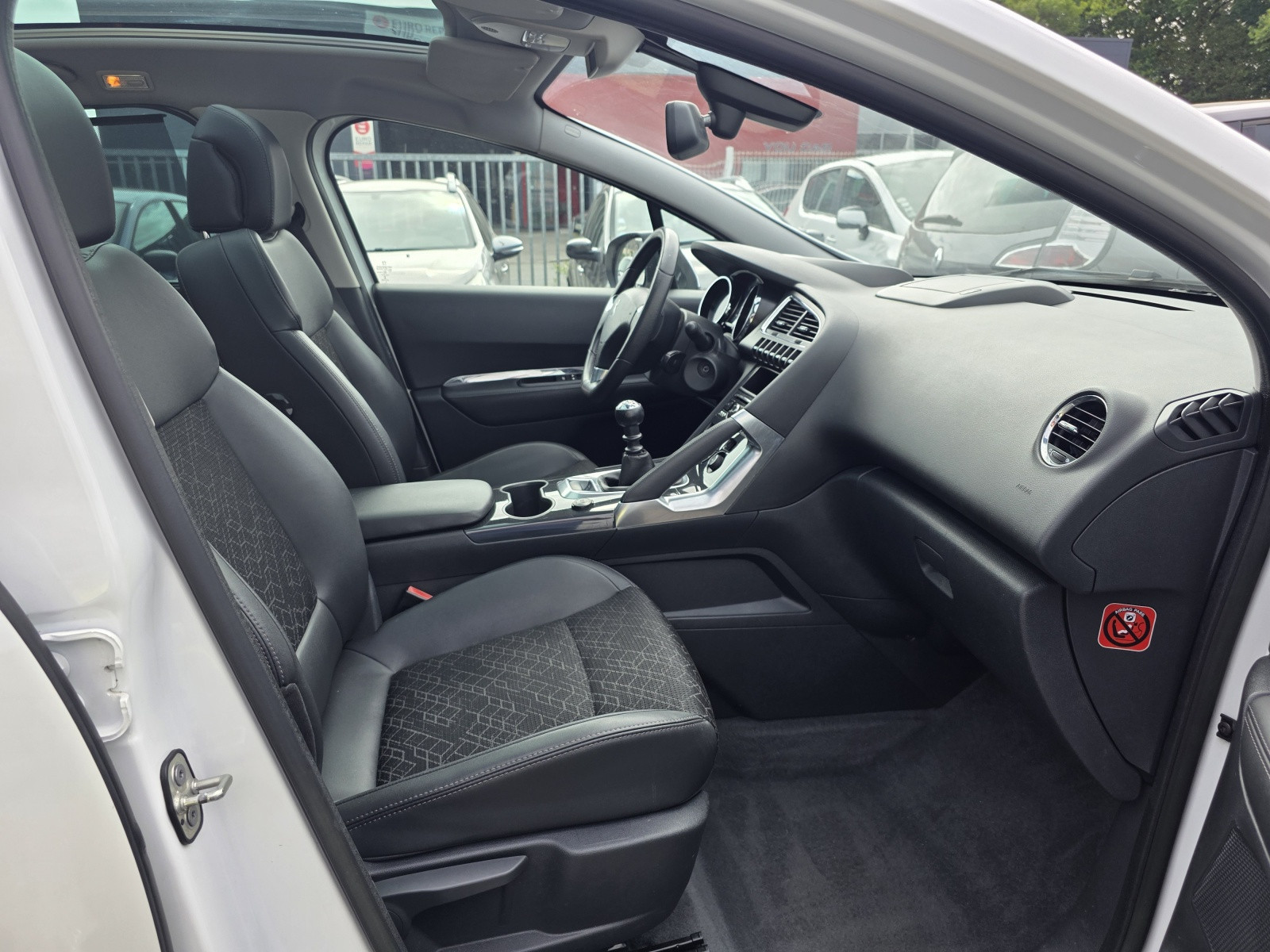 
                                                Voiture
                                                 PEUGEOT 3008 - 1.6 HDi 115 CV ALLURE - 6 CV