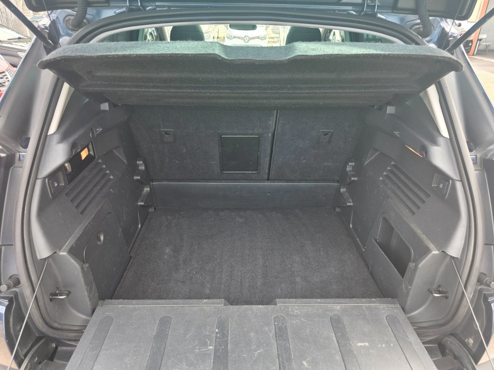 
                                                Voiture
                                                 PEUGEOT 3008 - 1.6 HDi 115 CV ALLURE - 6 CV