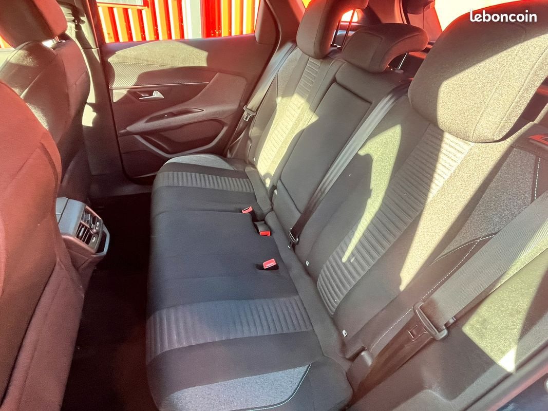 
                                                Voiture
                                                 Peugeot 3008 active pack 1.2i eh hybrid / 2023 / 49000 kms