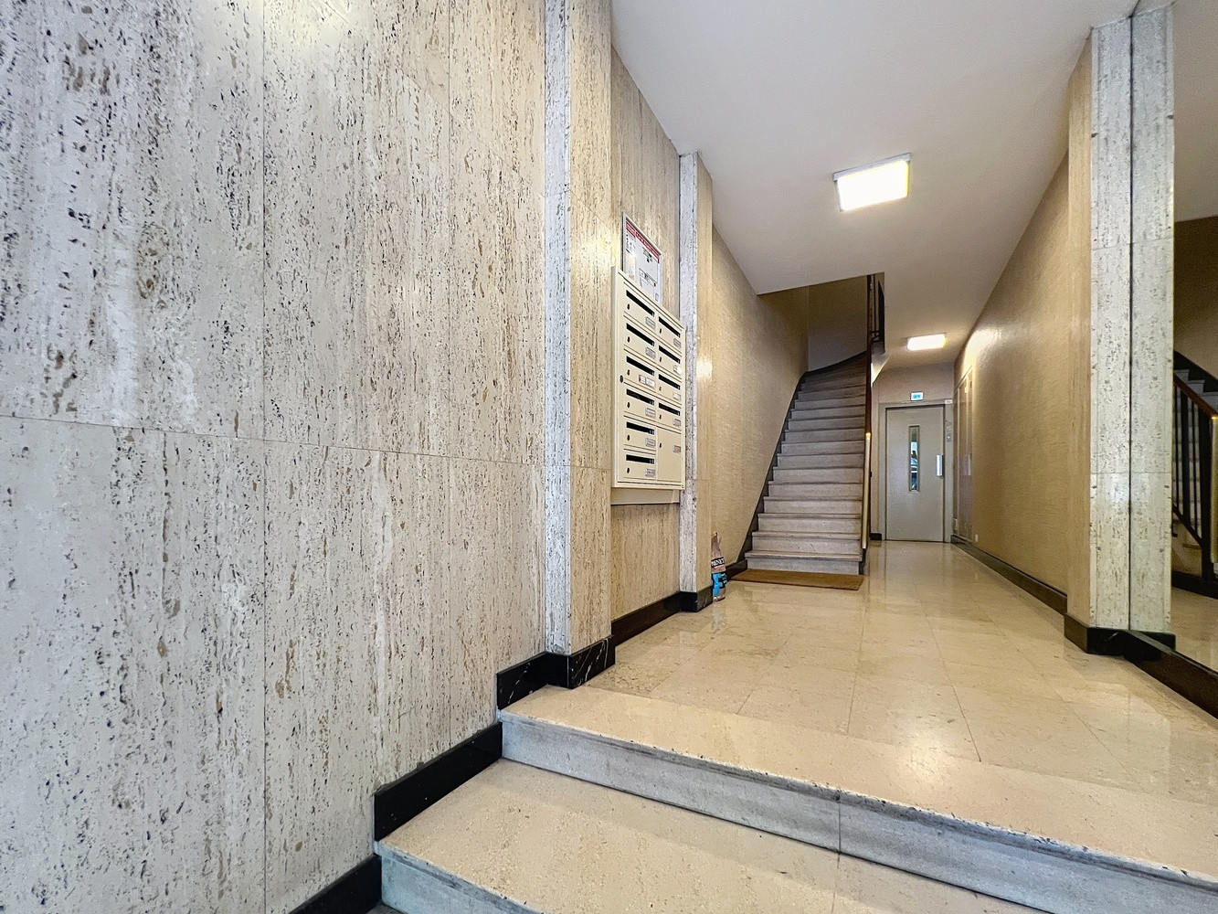 
                                                Location
                                                 Place Charles de Gaulles - 126m² bureaux