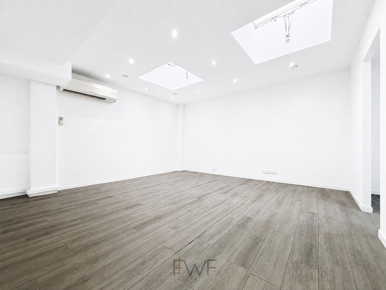 
                                                Location
                                                 Place Charles de Gaulles - 126m² bureaux