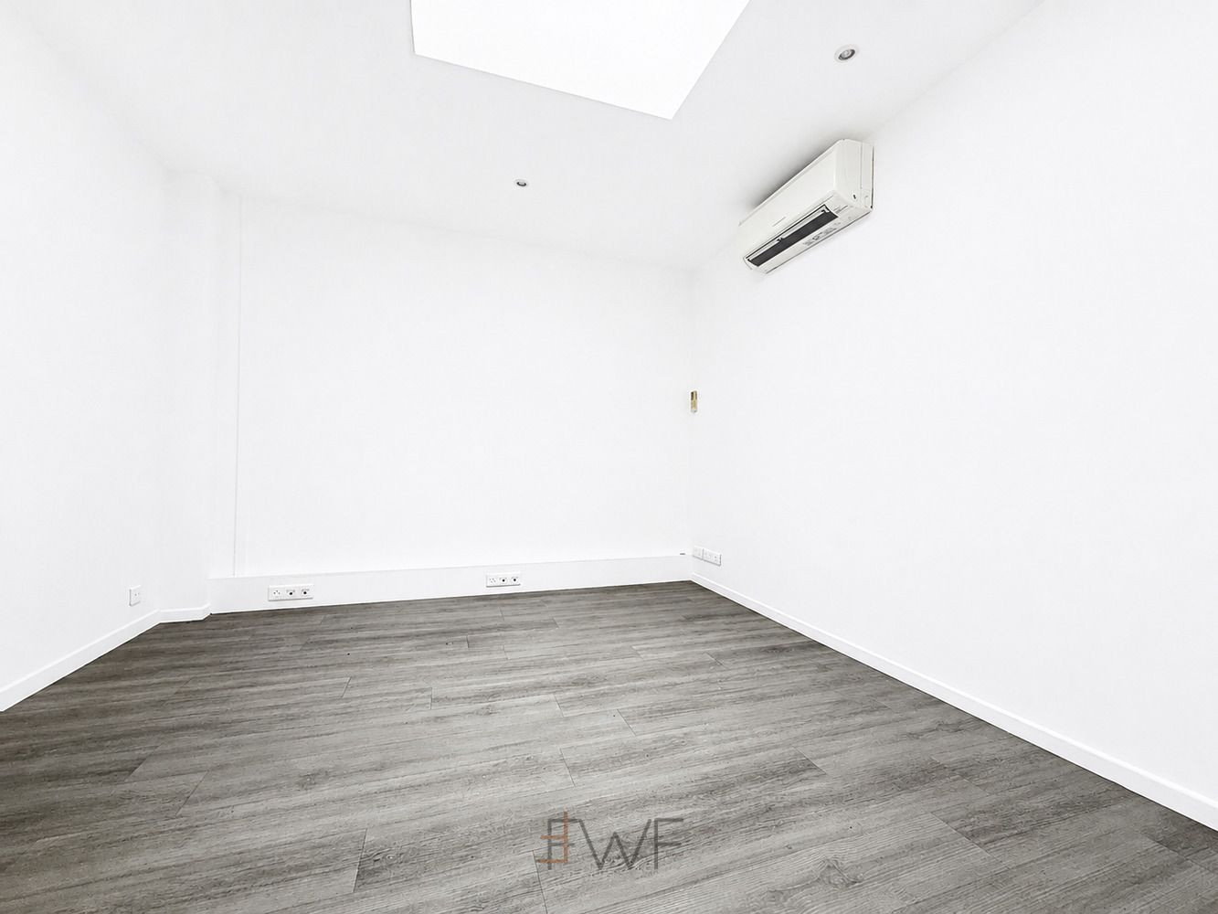 
                                                Location
                                                 Place Charles de Gaulles - 126m² bureaux