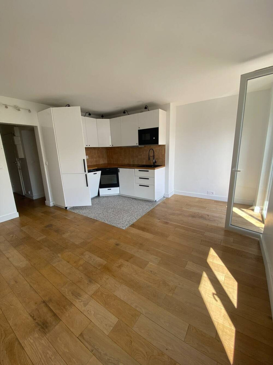 
                                                Location
                                                 PLACE DE LA CHAPELLE-30M2
