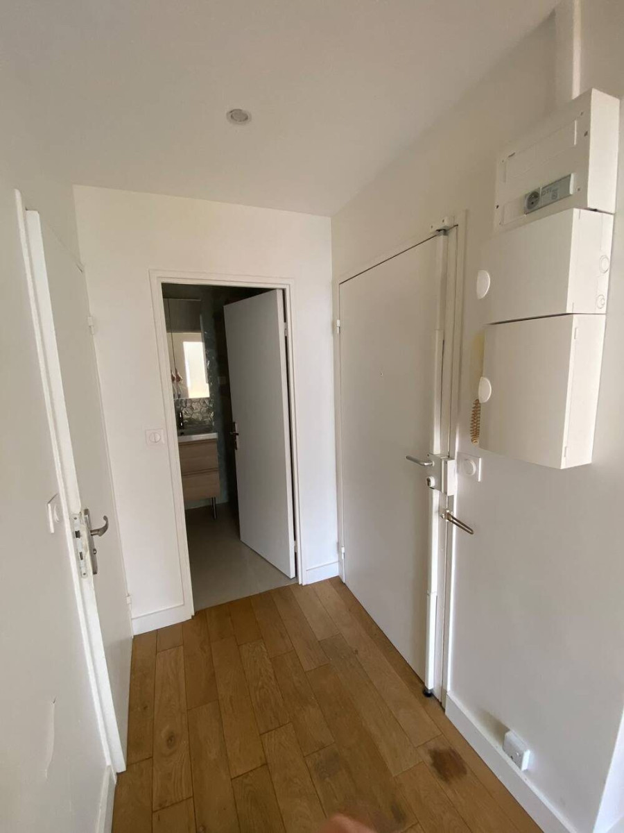 
                                                Location
                                                 PLACE DE LA CHAPELLE-30M2