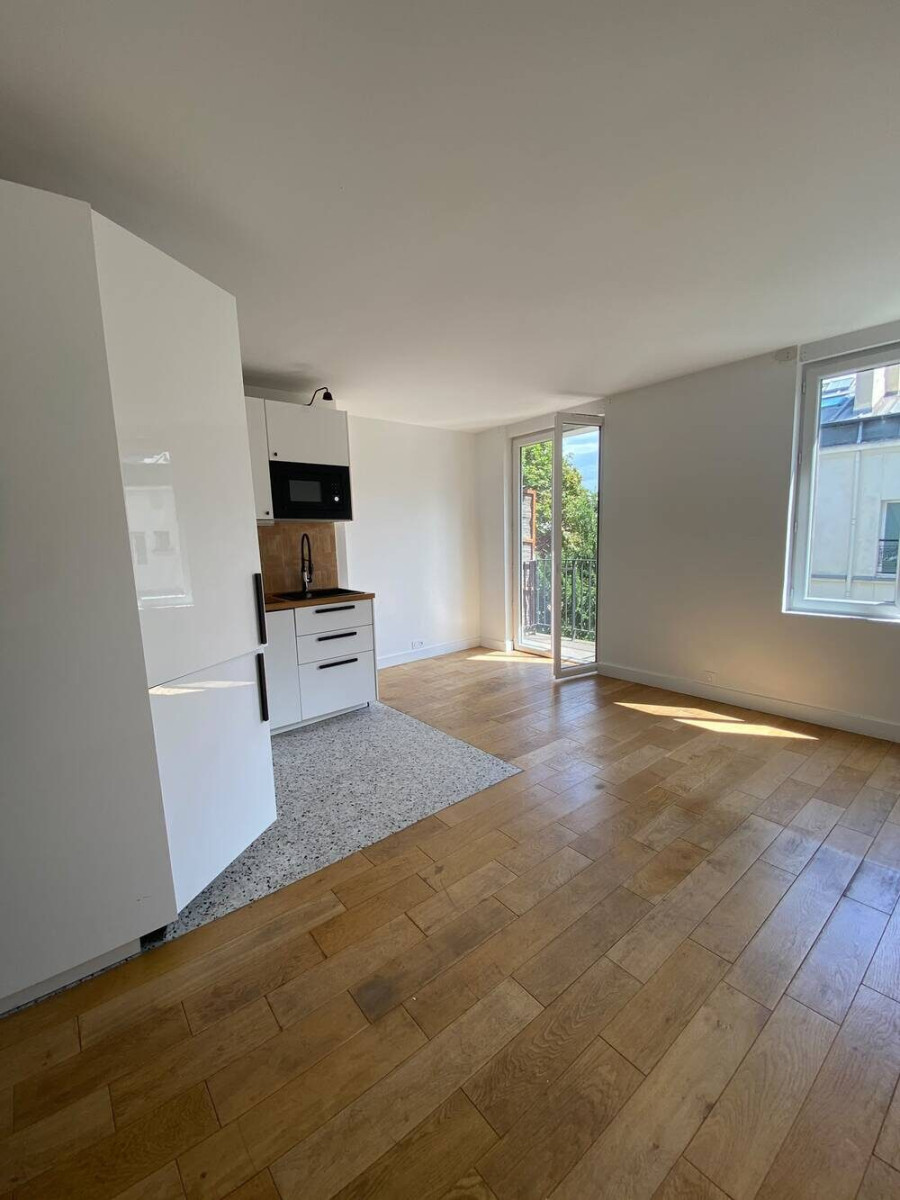 
                                                Location
                                                 PLACE DE LA CHAPELLE-30M2