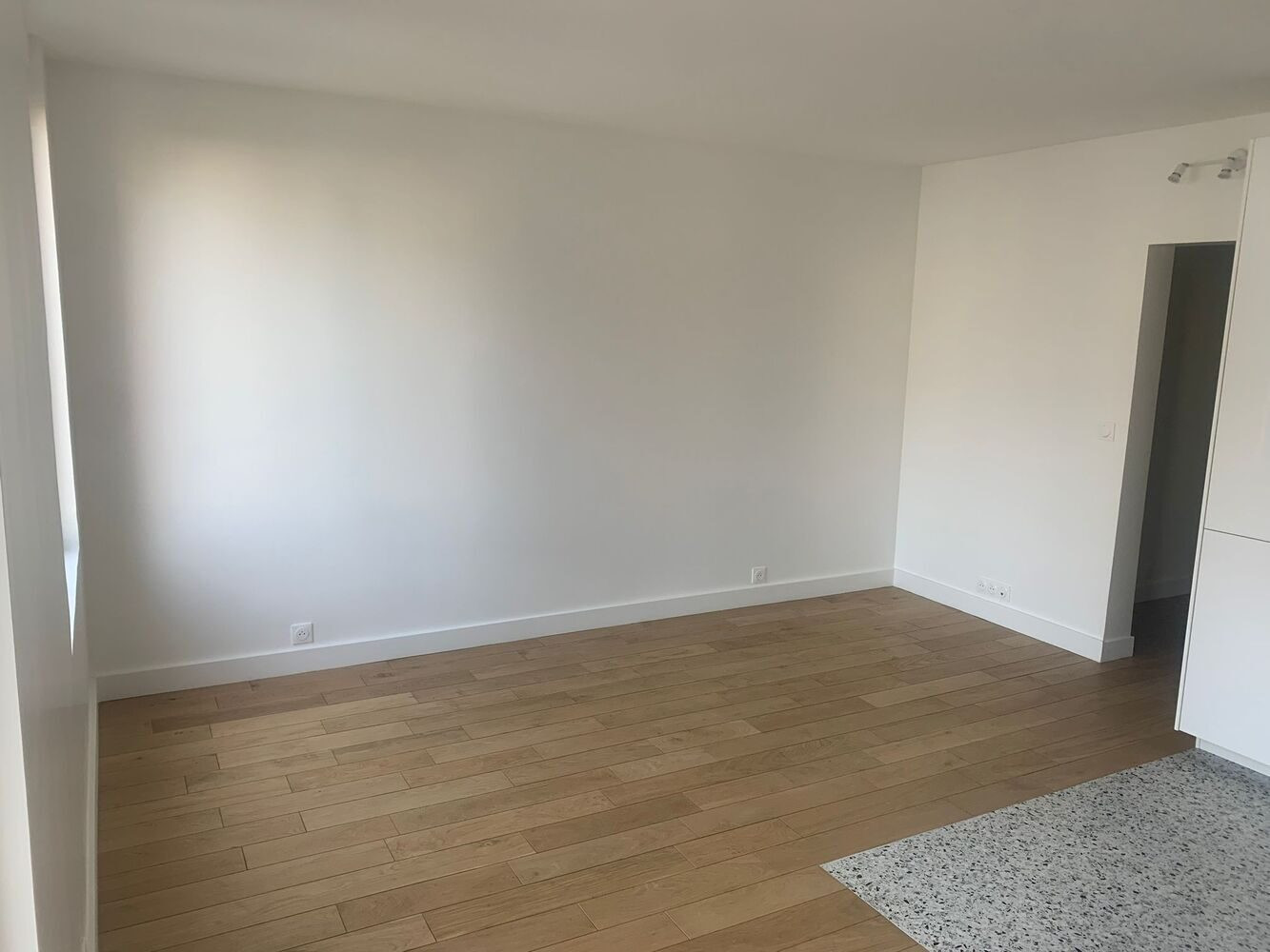 
                                                Location
                                                 PLACE DE LA CHAPELLE-30M2