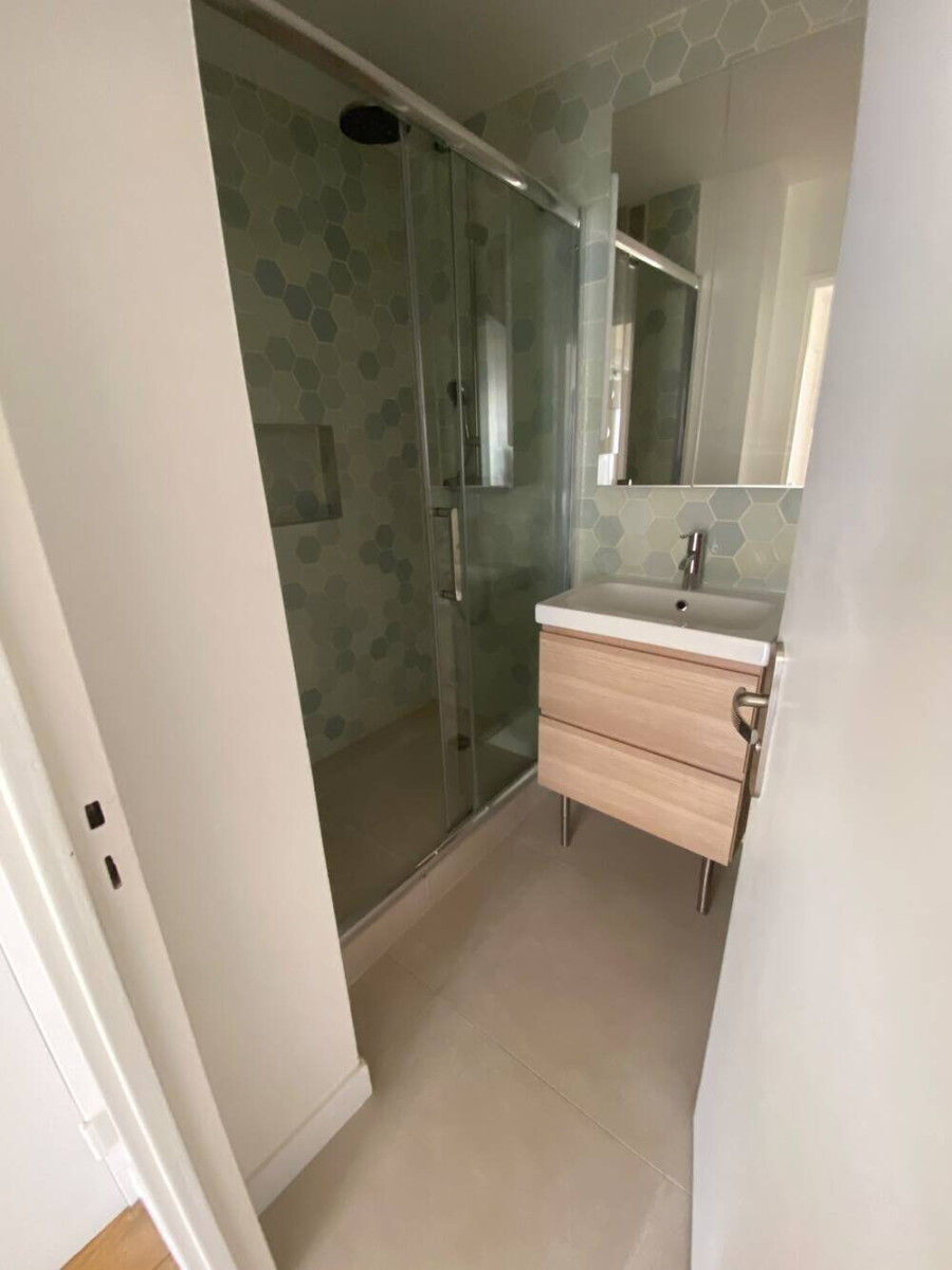 
                                                Location
                                                 PLACE DE LA CHAPELLE-30M2