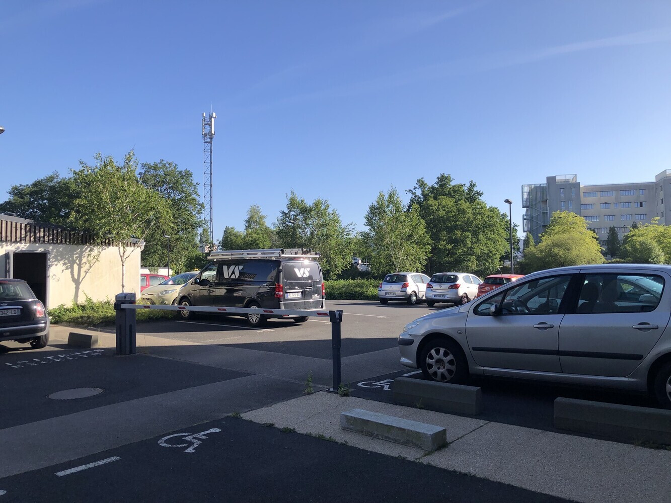 
                                                Location
                                                 Place de parking privée